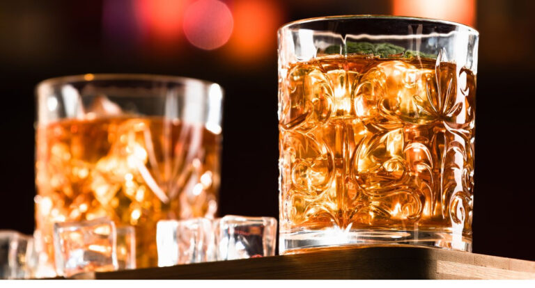 Szklanki do whisky w domowym barku – do drinków, whisky z lodem i neat – niezbędnik każdego miłośnika mocnych trunków