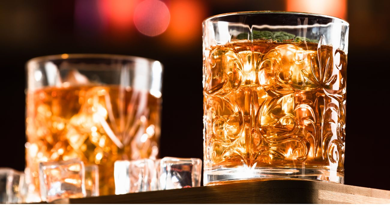 Szklanki do whisky w domowym barku – do drinków, whisky z lodem i neat – niezbędnik każdego miłośnika mocnych trunków